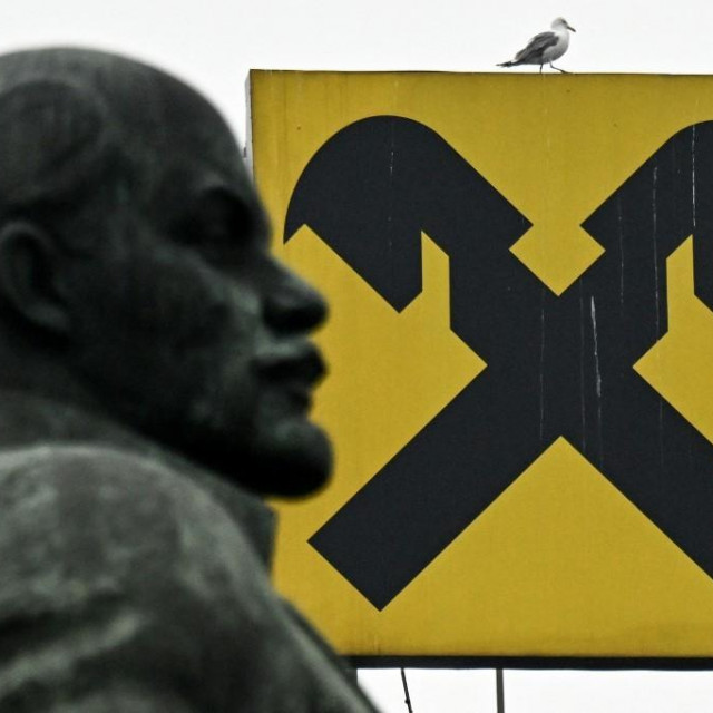 Logo Raiffeisen banke pored spomenika Lenjinu u Moskvi