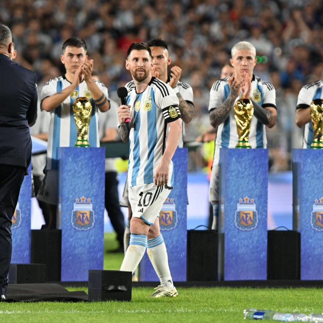 Lionel Messi sa suigračima