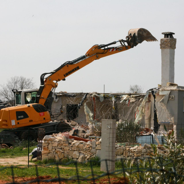 Bager ruši kuću obitelji Obić
