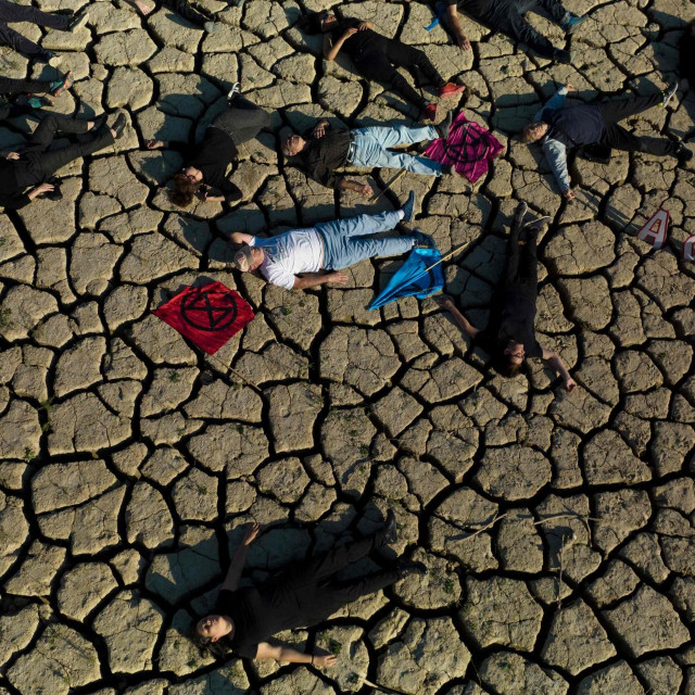 Aktivisti leže na isušenoj zemlji (ilustracija)
