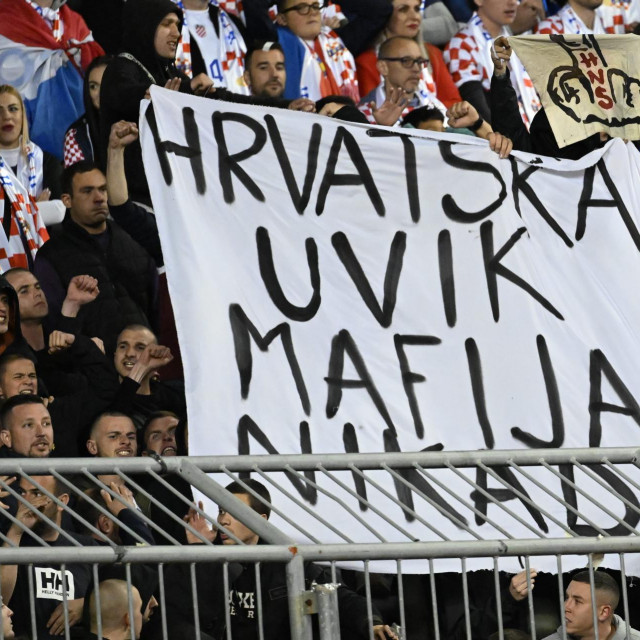 Transparent navijača na Poljudu
