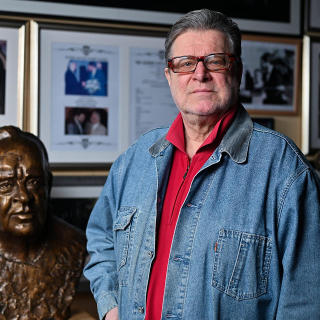 Glumac  Zlatko Vitez fotografiran u salonu Histrionskog doma