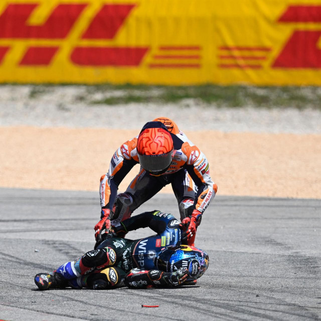 Marc Marquez priskače u pomoć Miguelu Oliveiri
