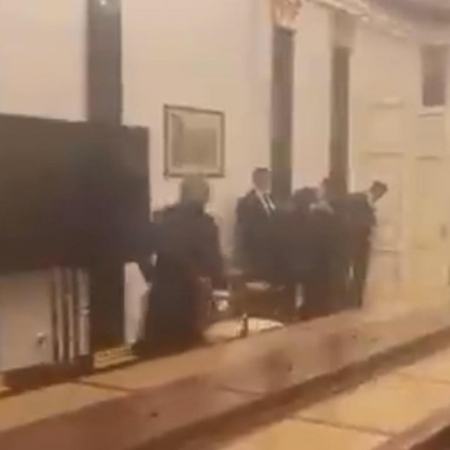 Pomoćnik ruskog predjednika uzeo je stolicu kako bi mu sjeo bliže