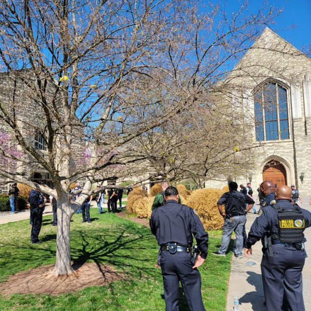 Policija ispred škole u Nashvilleu