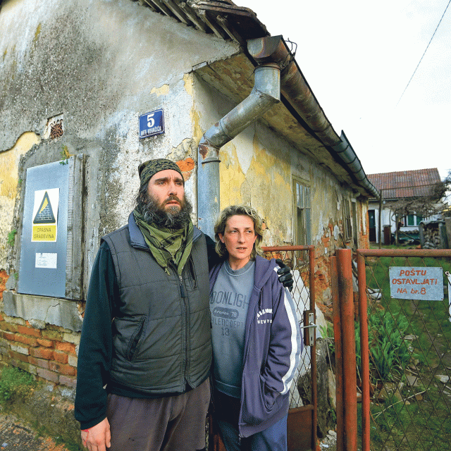 Nino i Snježana Arbutina pored u međuvremenu srušene kuće u Ulici Ante Kovačića 5, u zoni povijesne jezgre iz vremena bana Jelačića i u susjedstvu rodne kuće Ante Kovačića: ”To je demokracija?”