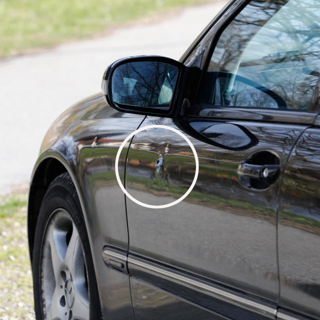 Rupa od metka na Mercedesu