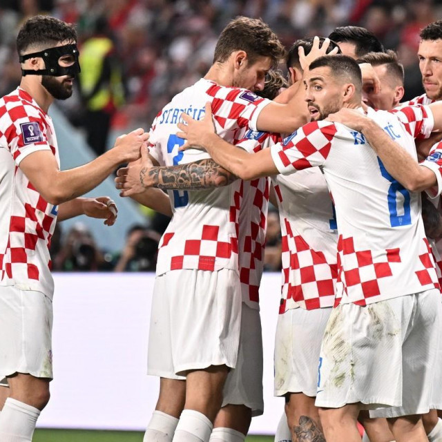 Josip Stanišić u društvu suigrača iz reprezentacije