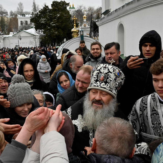 Kijevsko-pečerska lavra osnovana je 1051. i najstarije je pravoslavno svetište Istočnih Slavena, a smještena je na dva šumovita brda u Kijevu koja gledaju na obale rijeke Dnjipro