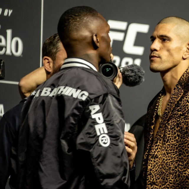 Israel Adesanya (lijevo) i Alex Pereira (desno)