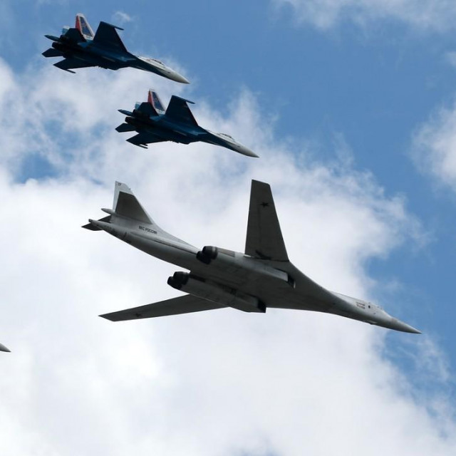Ruski ratni avioni Tupoljev Tu-160 i Su-35 (Ilustracija)