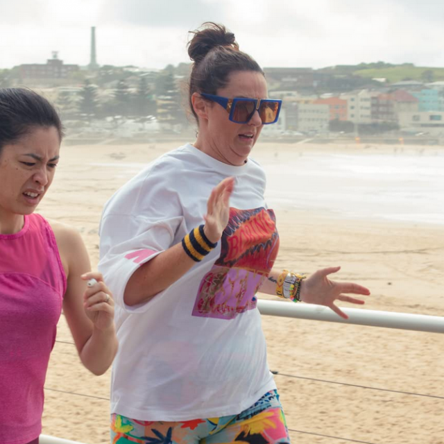 Celeste Barber kao Liv Healy u društvu svoje najbolje prijateljice Amy (JJ Fong)