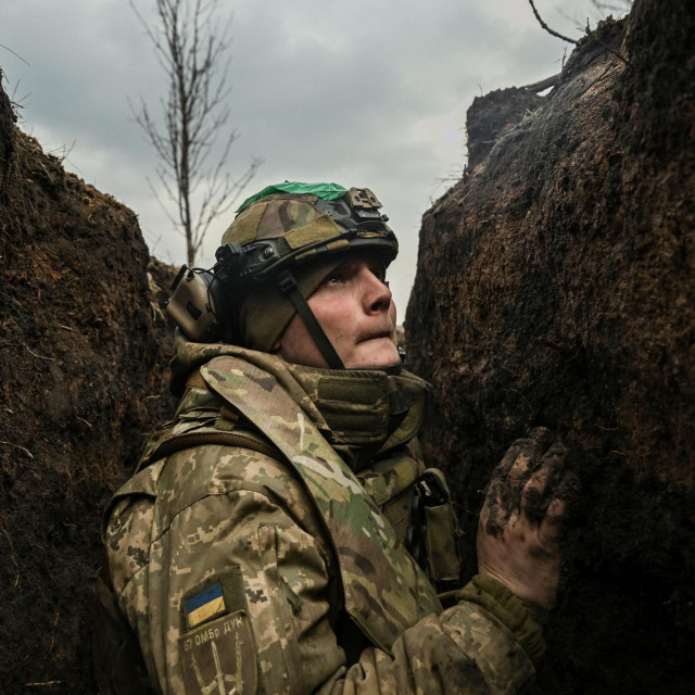 Ukrajinski vojnik u rovu kod Bahmuta