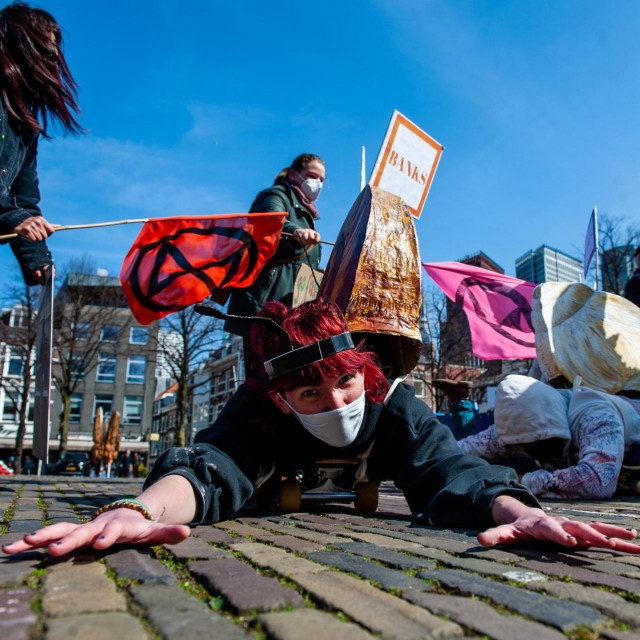 Aktivisti grupe Extinction Rebellion obučeni u puževe u Hagu prosvjeduju protiv sporog ostvarivanja ugljične neutralnosti
