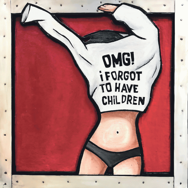 Zagrebačka slikarica Nikolina Ivezić, prepoznatljiva je po svojim stripovskim slikama i skulpturama žena predimenzioniranih atributa. Jedan od njezinih recentnijih radova prikazuje ženu koja sa sebe skida majicu s natpisom ”OMG. I forgot to have children” (Bože, zaboravila sam imati djecu!)