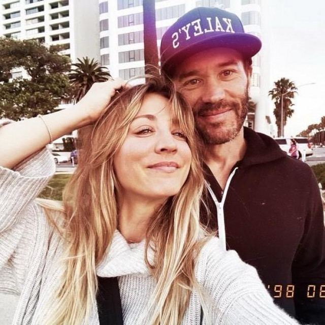 Kaley Cuoco i Tom Pelphrey 