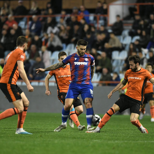 Marko Livaja okružen igračima Šibenika