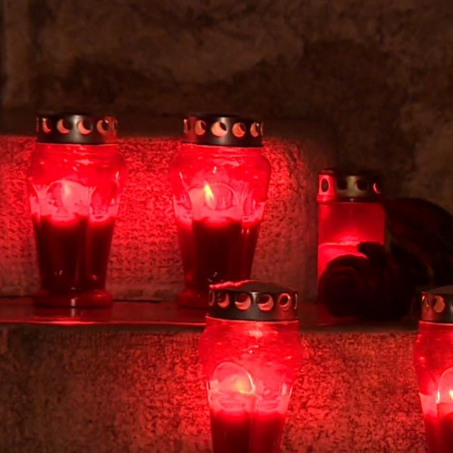 Lampioni ispred porečke Srednje škole Mate Balote