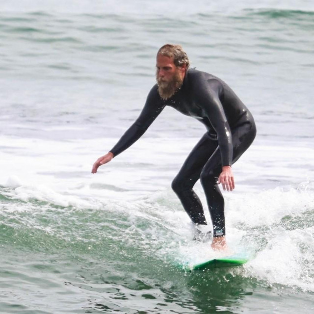 Jonah Hill tijekom surfanja