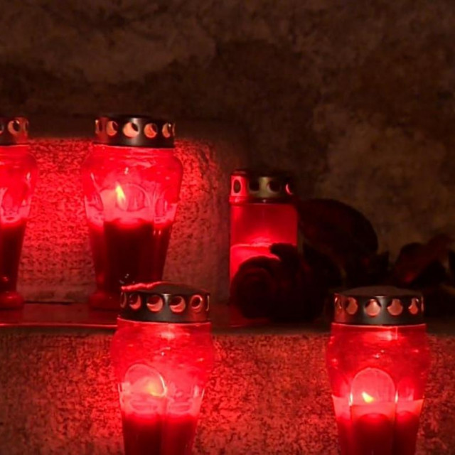 Lampioni ispred porečke Srednje škole Mate Balote