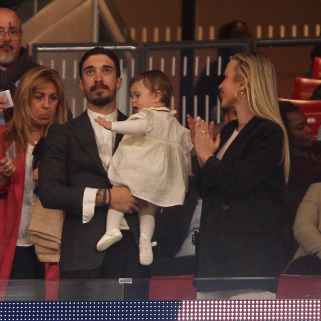 Šime Vrsaljko i Kaja Vidmar s kćerkicom Viktorijom