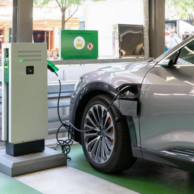 Punjenje EV-a (ilustracija)