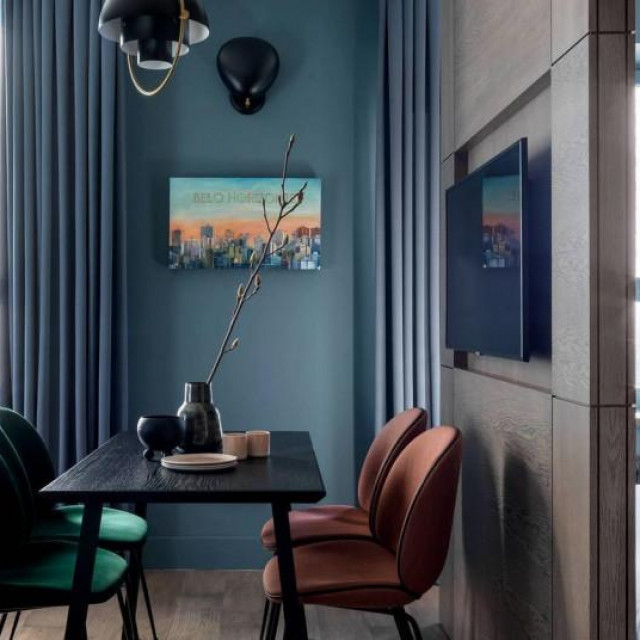 Pregrada i stol izrađeni su prema skicama autorice projekta. Stolice Gubi svijetli su, ali skladni akcenti. Lampa iznad stola i svijećnjak iste su marke. 