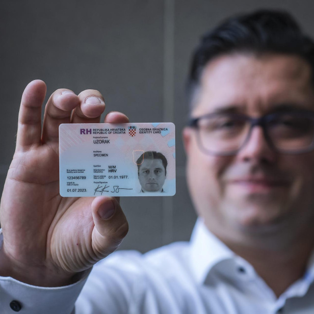 Djelatnik AKD-a koji je na oglednom primjerku osobne iskaznice, poznat kao Hrvoje Horvat
