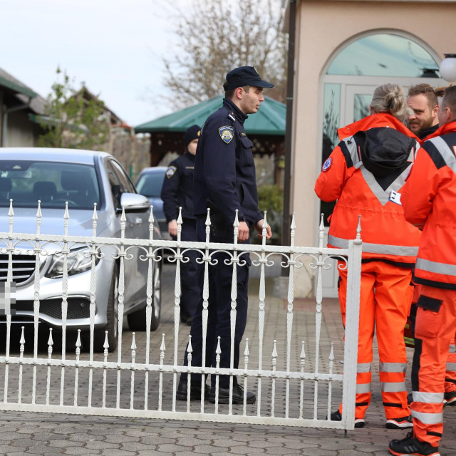 Policija i djelatnici Hitne pomoći ispred kuće Đure Horvata u Donjem Kraljevcu