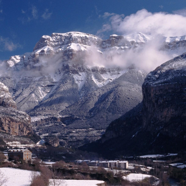 Pirineji i grad Huesca u podnožju (ilustrativna fotografija)