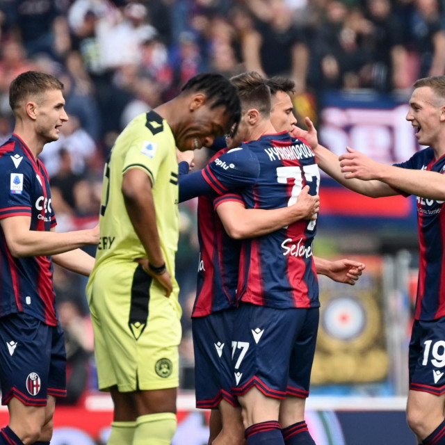 Nikola Moro slavi gol sa suigračima iz Bologne