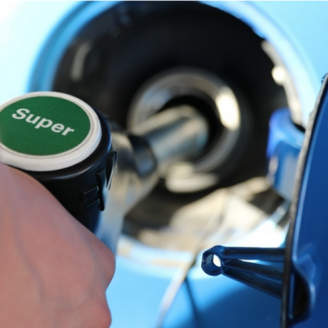 Točenje benzina u spremnik (ilustracija)