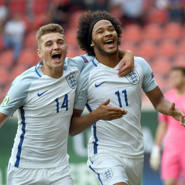 Izzy Brown (desno) u dresu U19 reprezentacije Engleske