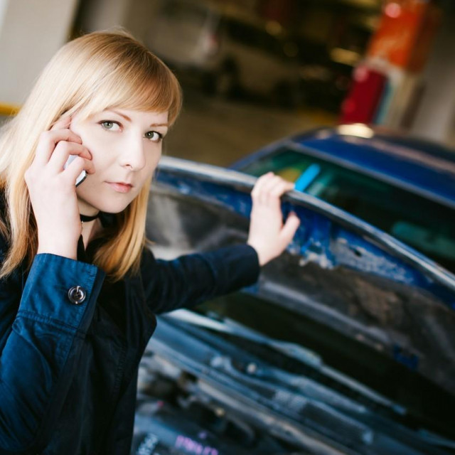 Vozačica ispred automobila (ilustracija)