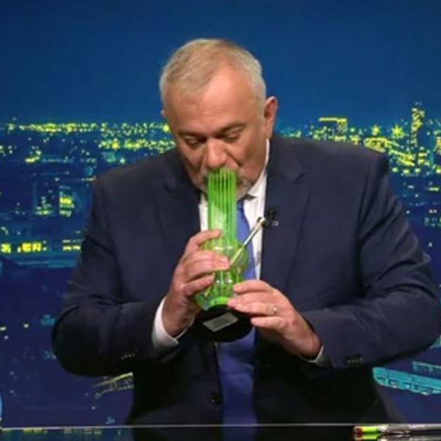 Zoran Šprajc neuvjerljivo pokroviteljskim tonom koji ga je obuzeo neće privući dovoljno novih gledatelja, a oni stari, dakako, odlaze, na groblje ili u bolnicu, sad svejedno