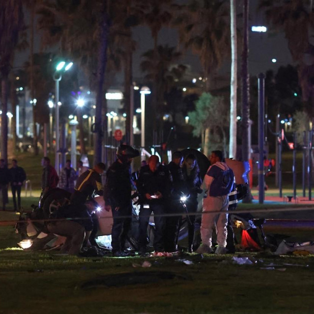 Izraelska policija na mjestu gdje se vozač zaletio automobilom u ljude u Tel Avivu