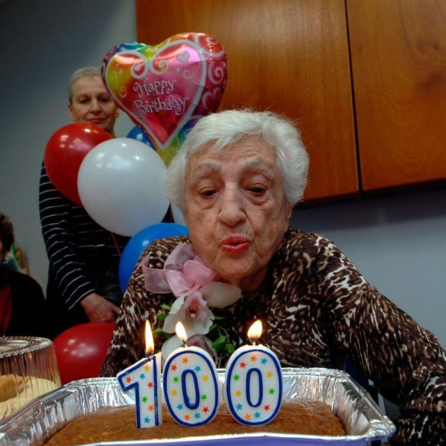 Žena proslavila 100. rođendan, ilustracija