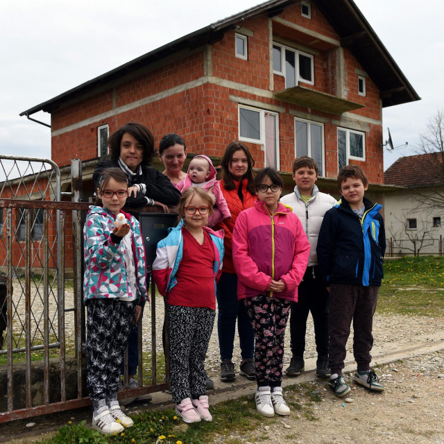Majka Ana-Marija i djeca: Mia (13), Gabrijel (12), Fran (11), Patrik (10), Petra (9), Iva (8), Leina (6) i Stela (9 mjeseci)
