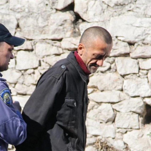 Privođenje osumnjičenog za ubojstvo oca