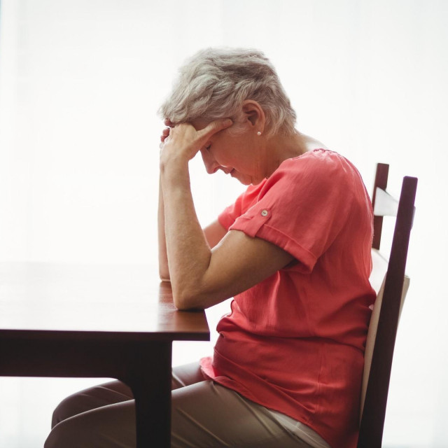 Tužna starija žena, ilustracija