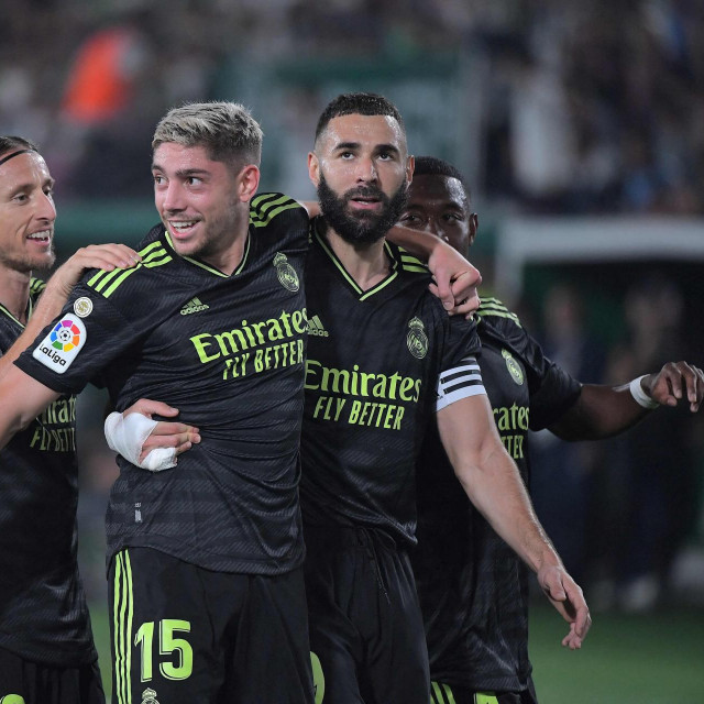 Karim Benzema u društvu suigrača