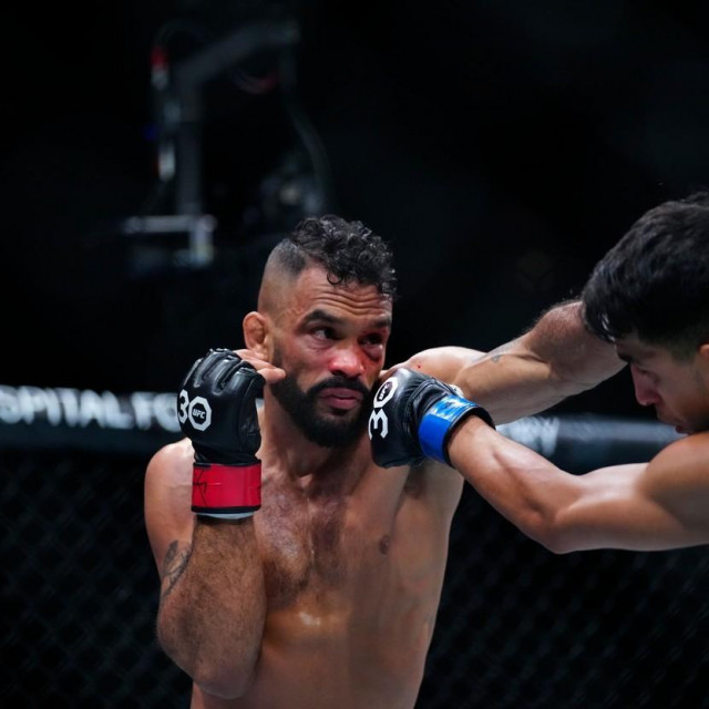 Rob Font (lijevo) vs. Adrian Yanez