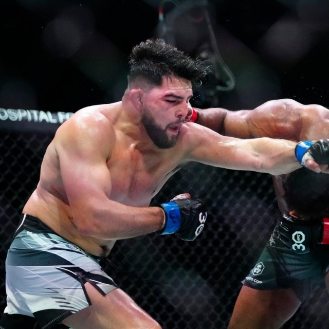 Kelvin Gastelum (lijevo) vs. Chris Curtis (desno)