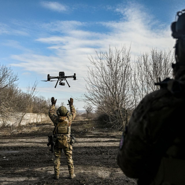 Ukrajinci i Rusi dronove koriste kao propagandne alate te da ukrajinske bojne sa sobom često vode snimatelje kako bi dokumentirali svoje aktivnosti