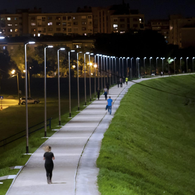 Ilustracija LED rasvjete. Na Savskom nasipu između Mosta slobode i Mosta mladosti postavljena je nova LED rasvjeta i trim staza kod Savice
