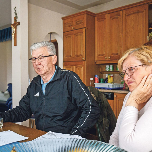 Bračni par Kata i Bono Mandić u stanu u Županji koji su kupili prije 23 godine, a sada ga moraju napustiti