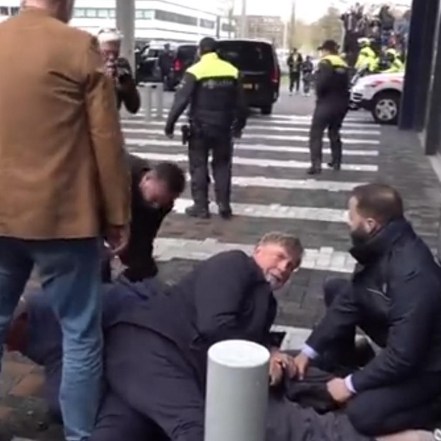 Osiguranje svladalo prosvjednika koji se zatrčao prema Macronu