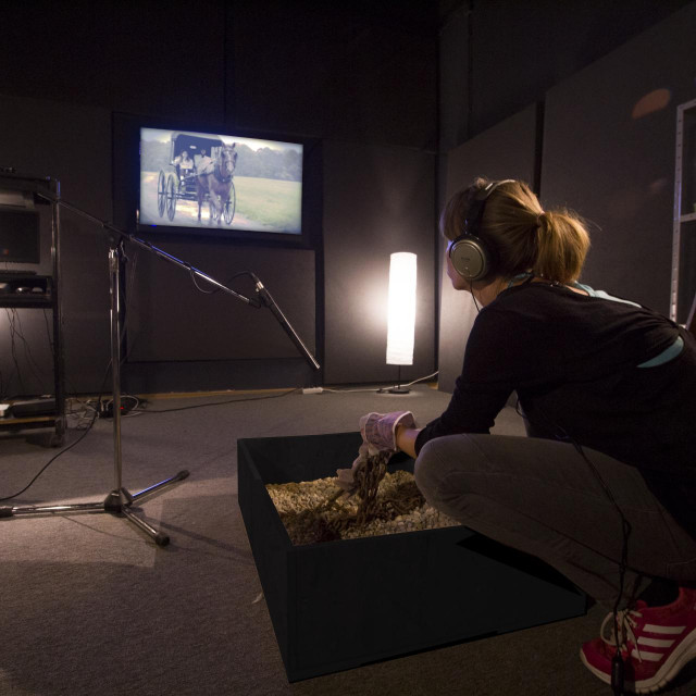 Dora Jakobović tijekom snimanja foley zvuka: ‘Koristimo i vrata traktora i staru Nokiju‘