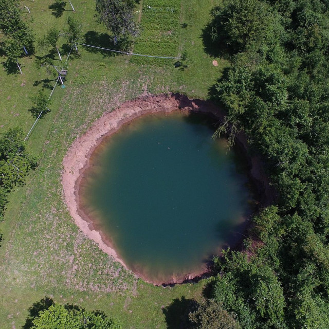 Vrtača u Mečenčanima (snimljeno u lipnju 2021. godine)