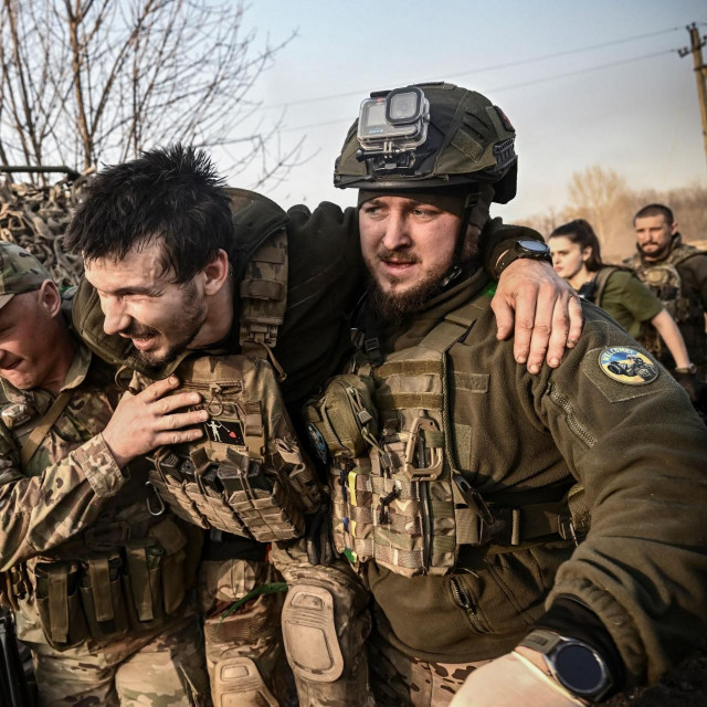 Ukrajinski vojnici kraj Bahmuta